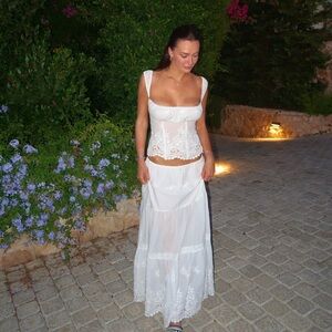 WEWOREWHAT RUCHED CUP CORSET, SIZE 2 & MIDI PULL-ON SKIRT, SIZE S IN IVORY